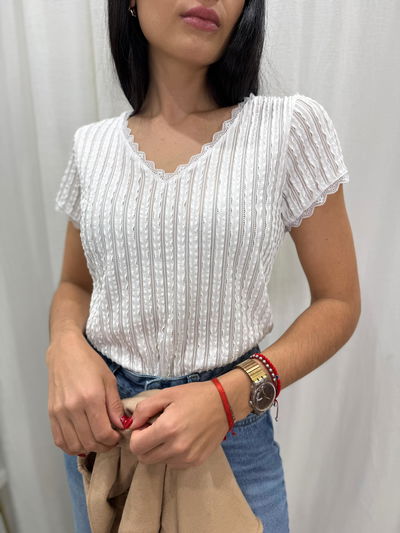 Remera de bambula texturada con puntilla 