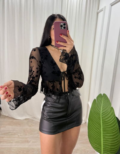 Top de microtul bordado con mangas oxford 