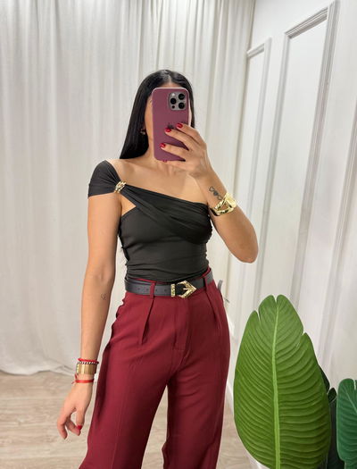 Top lycra un solo hombro con aplique 