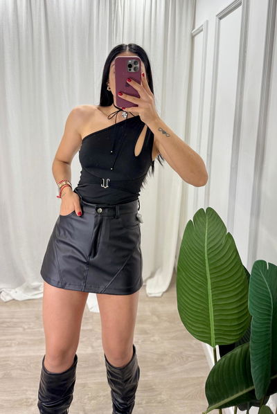 Body de lycra un solo hombro con recorte 