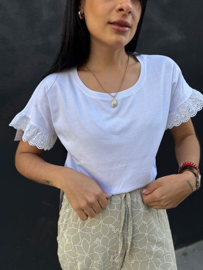 Remera de algodón con puntilla de broderie 