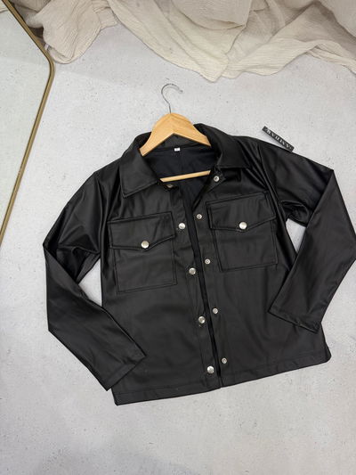 Chaqueta de ecocuero con bolsillo por talle  