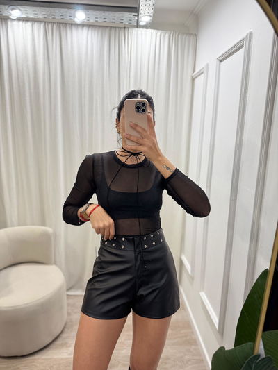 Short de ecocuero con tachas 