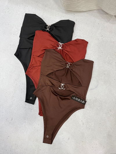 Body strapless de lycra con aplique 