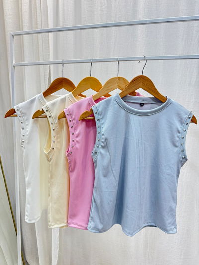 Remera musculosa de ribb con tachas 