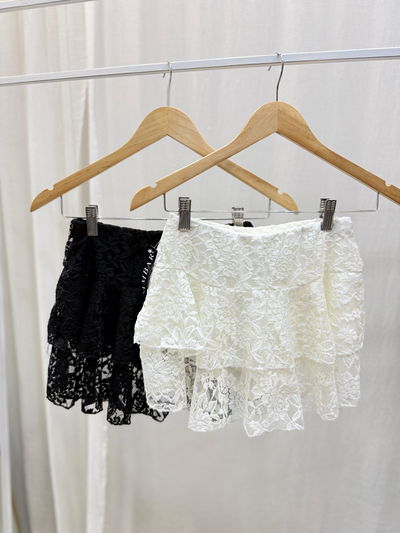 Short pollera de encaje con vuelos 