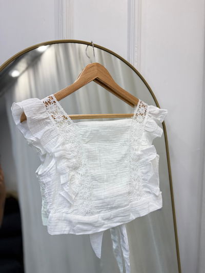 Top importado de bambula con puntilla de broderie 