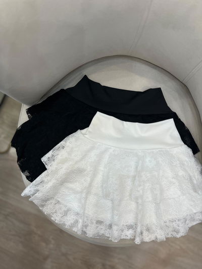 Pollera de lycra y encaje con vuelos 
