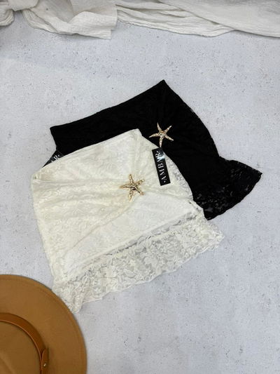 Pollera de encaje con aplique 