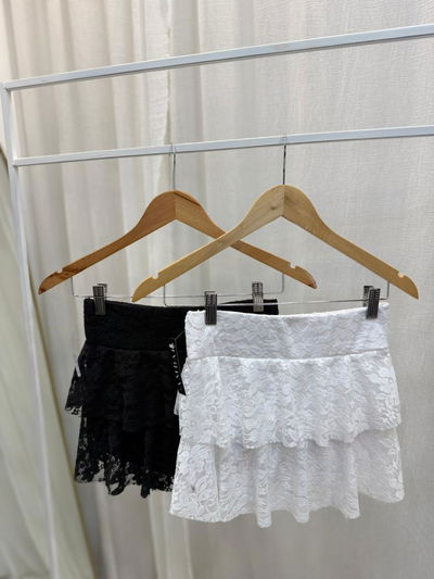 Short pollera con vuelos de encaje 