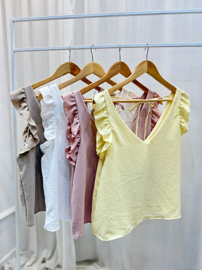 Blusa de crepe escote en V con vuelos 