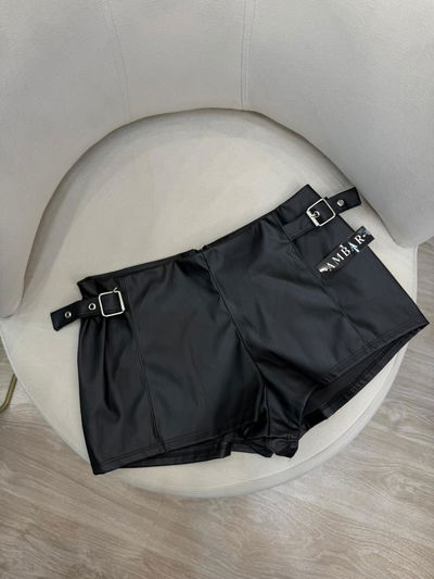 Short engomado tiro bajo con hebilla