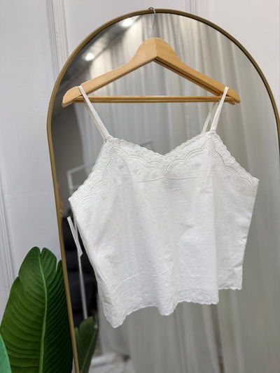 Blusa de simil lino con puntilla y tirita regulable 