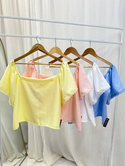 Blusa de crepe con puntilla 