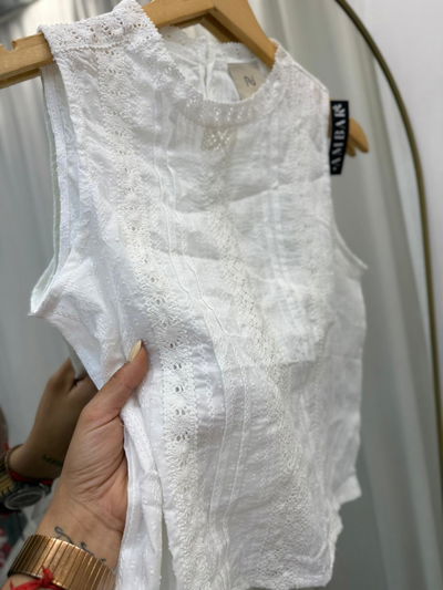 Blusa con puntilla de broderie cuello mao 