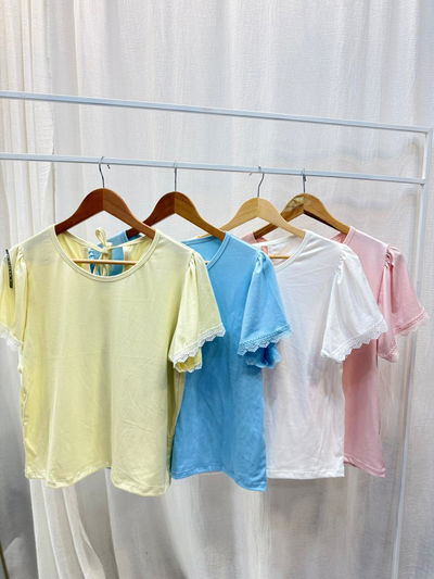 Remera de modal soft con puntilla de broderie 