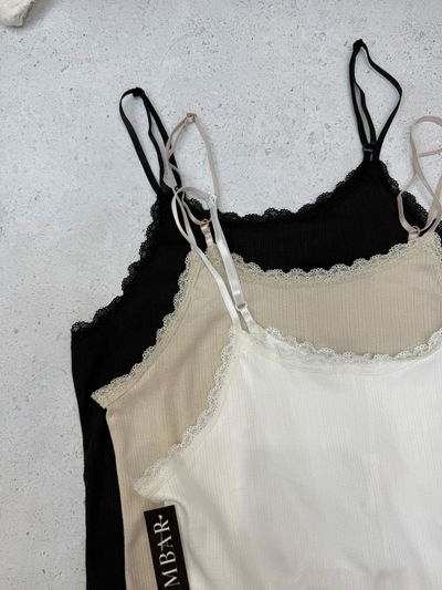 Remera musculosa de algodón texturado con puntilla 