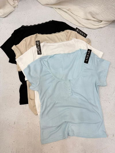 Remera de algodón texturado con botones y puntilla 