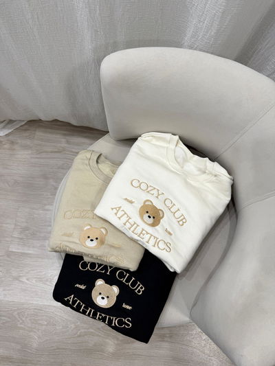 Buzo frisado cuello redondo bordado "COZY CLUB"
