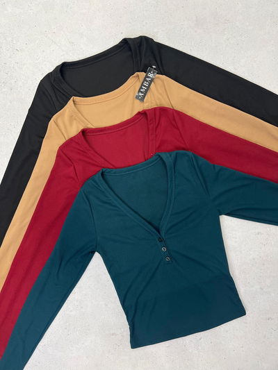 Remera de morley con botones escote en V