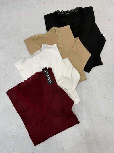 Remera de modal soft escote en V con puntilla 