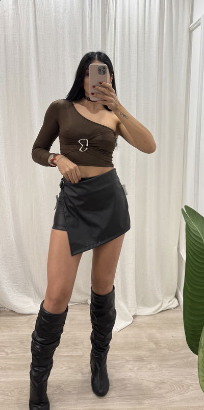 Top de lycra un solo hombro con aplique 