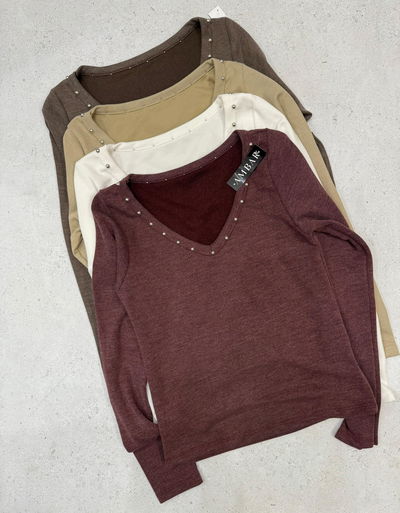 Remera de morley escote en V con tachas 
