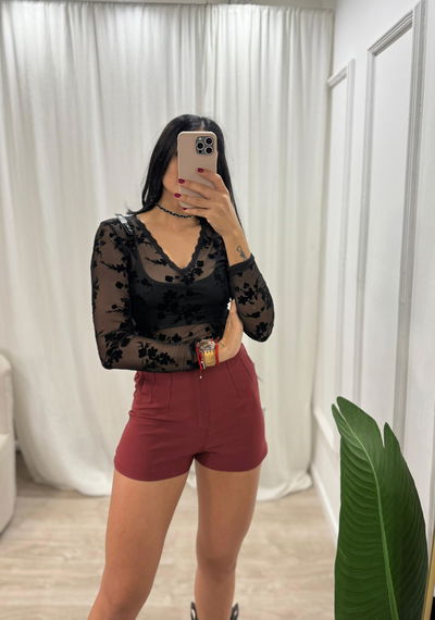 Remera de microtul bordado escote en V con puntilla 