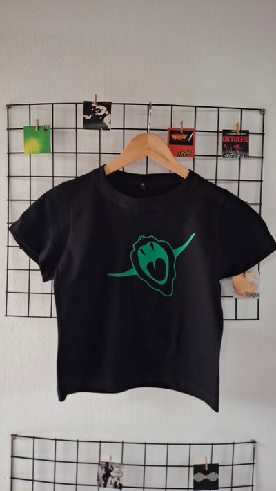 Baby tee TALLE M sin fallas.