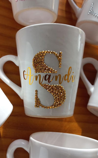 Tazas Intervenidas con vinilo de corte, piedra y strass