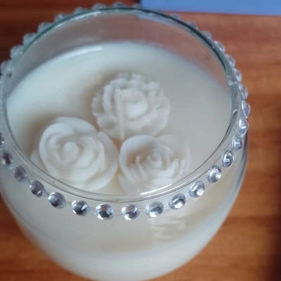Vela v en cuencos de vidrio con stras y flores