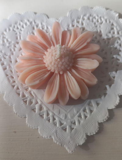 Vela flor margarita en bolsita de organza