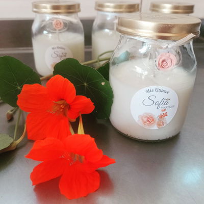 Vela en frasco 200cc con (deco de flor y tapa dorada intervenida)