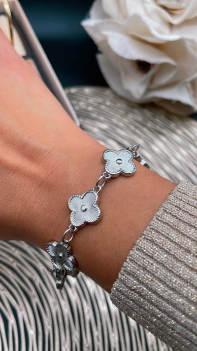 Pulsera trébol color plateado