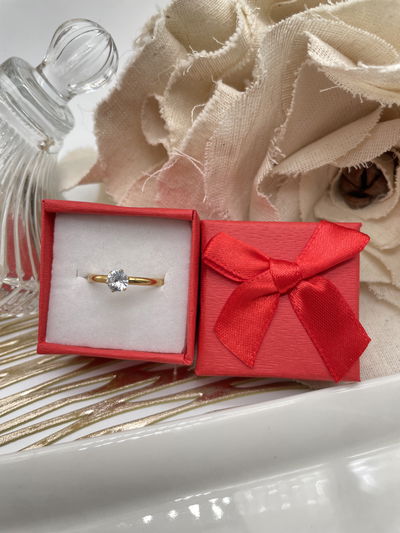 Cintillo acero dorado con caja simple