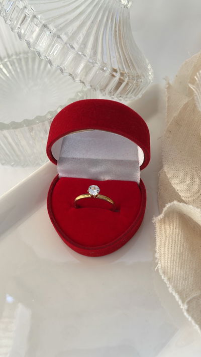 Cintillo acero dorado con caja gamuzada 