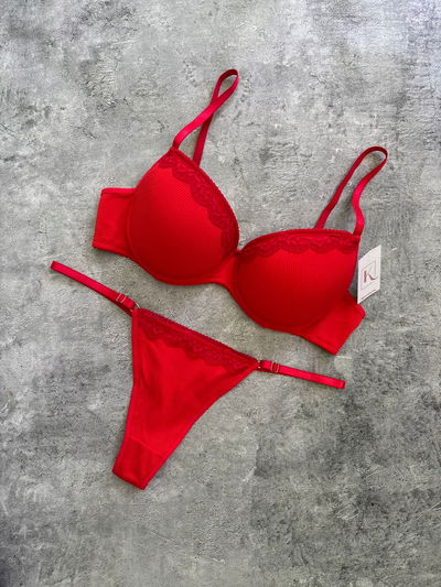 Naomi morley rojo 💚