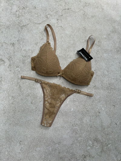 Tri encaje camel