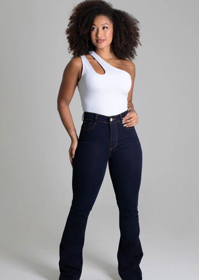 Jeans con faja azul oscuro intenso