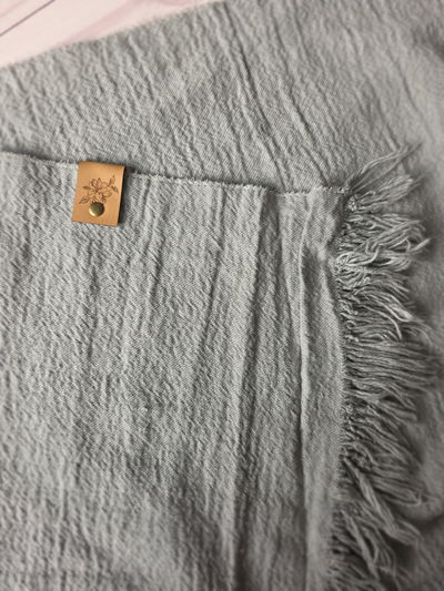 Pie de cama gris