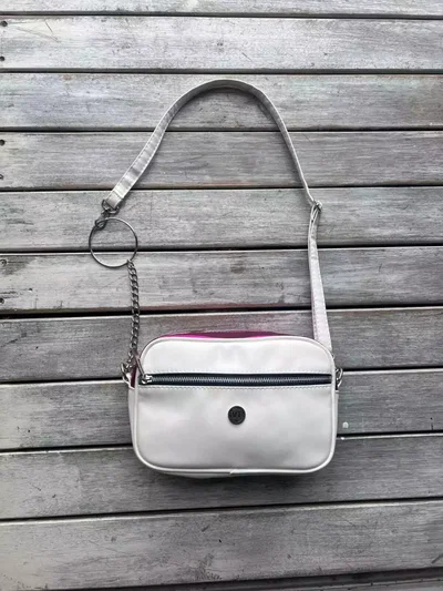 BANDOLERA MARCA VITALIA DE COLOR BLANCA Y FUCSIA