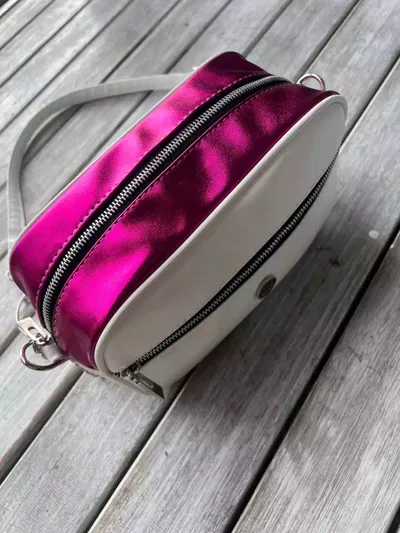 BANDOLERA MARCA VITALIA DE COLOR BLANCA Y FUCSIA