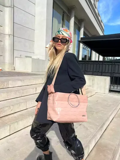CARTERA MARCA VITALIA CON MANIJA Y SOBRE COLOR ROSA