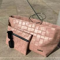 CARTERA MARCA VITALIA CON MANIJA Y SOBRE COLOR ROSA