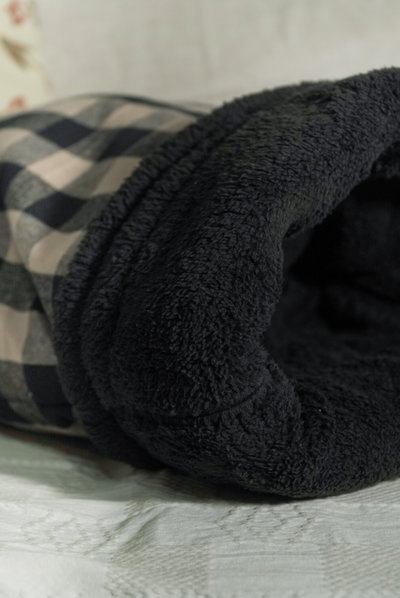 Saco Cama para Gatos cuadrille negro y beige