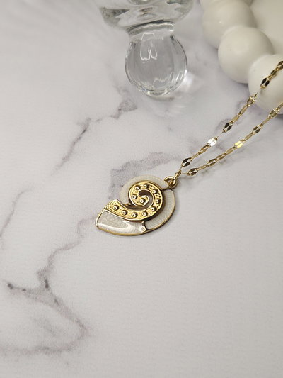 COLLAR SHELL DORADA