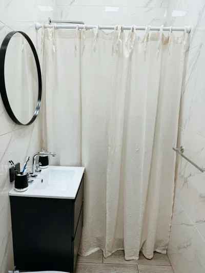 Cortina de baño con tiras