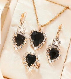 CONJUNTO DE CADENA, COLLAR Y ANILLO EN FORMA DE CORAZON 
