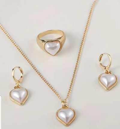 CONJUNTO DE CADENA, ARETES Y ANILLO DE PERLAS EN FORMA DE CORAZON