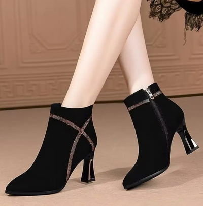 BOTAS DE TOBILLO CON PUNTA AFILADA Y TACON GRUESO